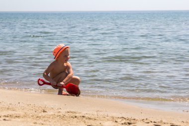 Şirin bebek çocuk plaj oyuncakları ile oynarken