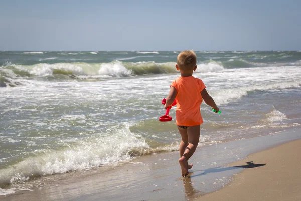 Şirin bebek çocuk plaj oyuncakları ile oynarken