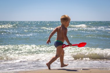 Şirin bebek çocuk plaj oyuncakları ile oynarken