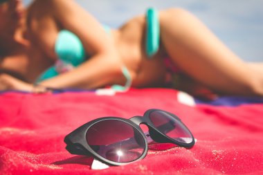 Güneş gözlüğü ve seksi model