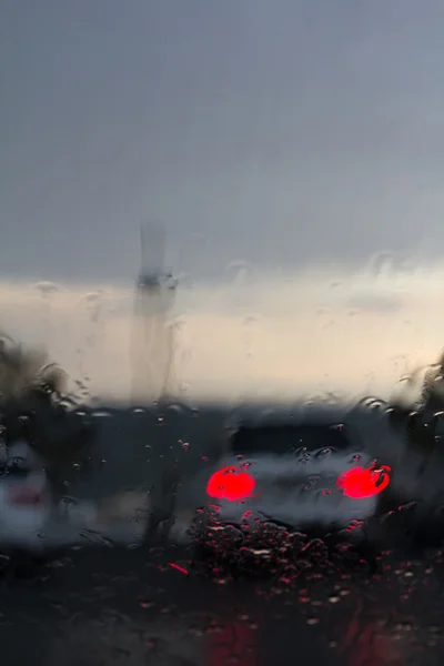 Gotas de lluvia y las luces — Foto de Stock