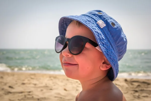 Çocuk güneş gözlüğü sahilde