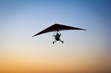 Motorlu hang glider gökyüzünde