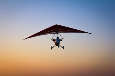 Motorlu hang glider gökyüzünde