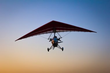 Motorlu hang glider gökyüzünde