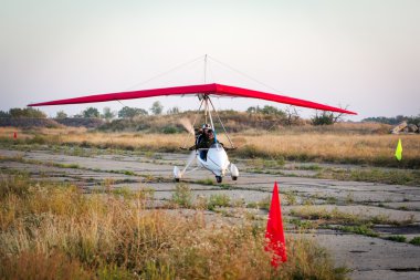 Yamaç, şafakta piste ayakta