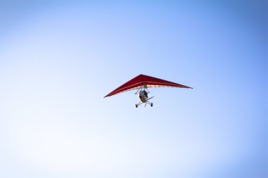 Motorlu hang glider mavi gökyüzünde süzülen