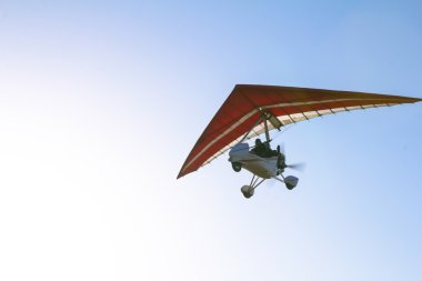 Motorlu hang glider mavi gökyüzünde süzülen