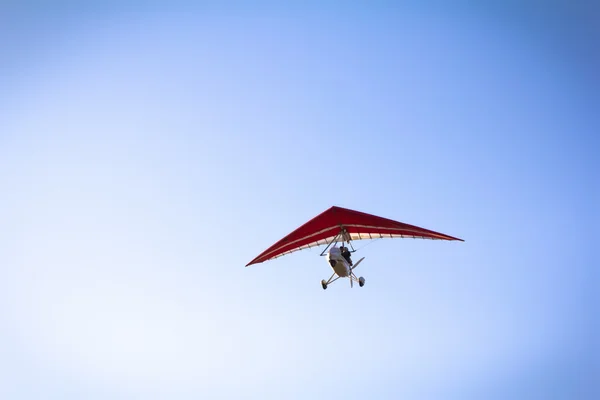 Planeador colgante motorizado volando en el cielo azul —  Fotos de Stock