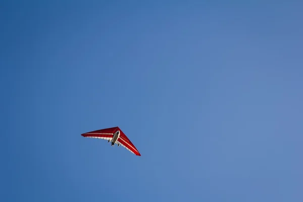 Motorisierter Drachenflieger steigt in den blauen Himmel — Stockfoto