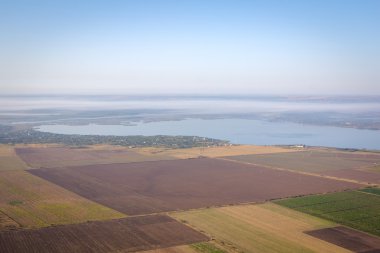 Alanlar ve nehir havadan görünümü