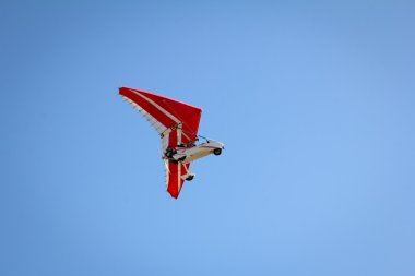 Motorlu hang glider mavi gökyüzünde süzülen