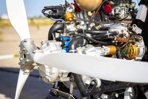 Крупный план винта и двигателя
