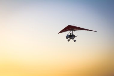 Motorlu hang glider gökyüzünde