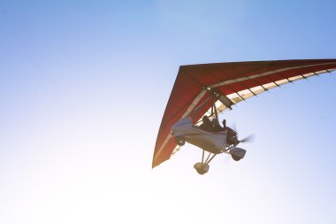 Motorlu hang glider mavi gökyüzünde süzülen
