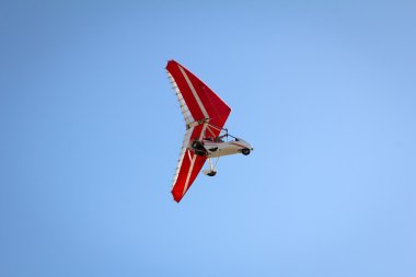 Motorlu hang glider mavi gökyüzünde süzülen