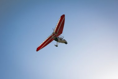Motorlu hang glider mavi gökyüzünde süzülen