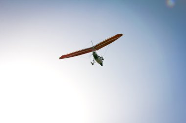 Motorlu hang glider mavi gökyüzünde süzülen