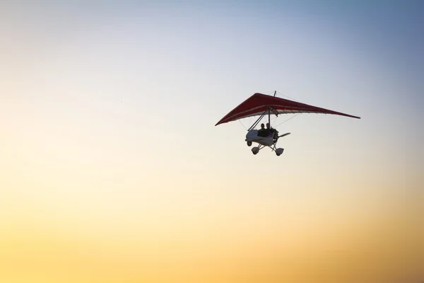 El ala delta motorizada en el cielo —  Fotos de Stock