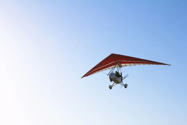 Моторизованный дельтаплан, парящий в голубом небе — стоковое фото