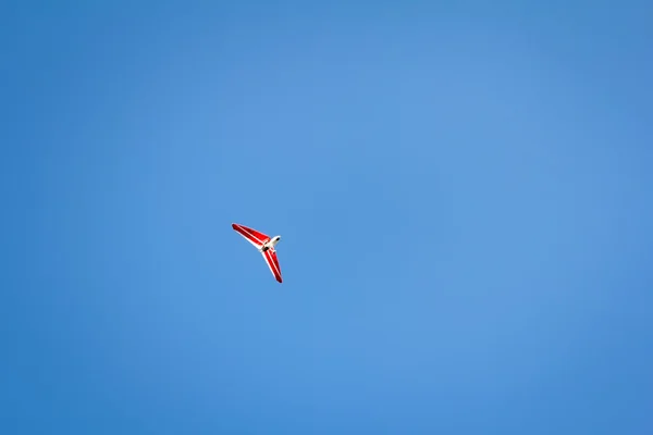 Motorized hang glider soaring in the blue sky — Stock Photo, Image