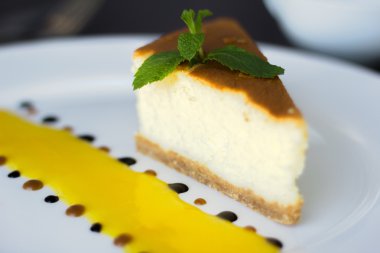 Beyaz tabak peynirli kek