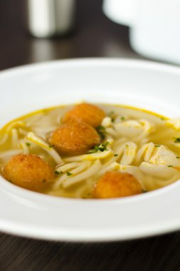 tavuk çorbası erişte ile