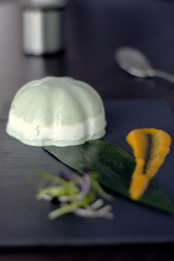 Siyah bir tabağa jöle