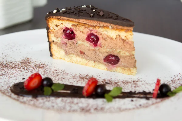 신맛 체리가 들어 있는 초콜릿 케이크 — 스톡 사진