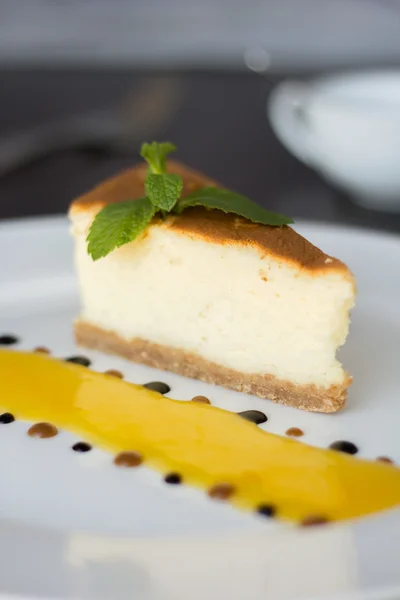 흰색 접시에 치즈 케이크 — 스톡 사진
