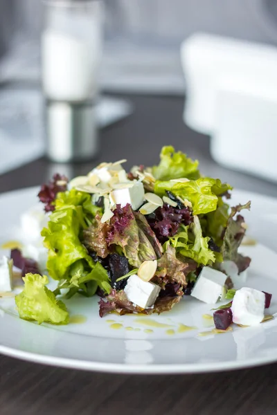 Rauwe groene bieten salade met Feta — Stockfoto
