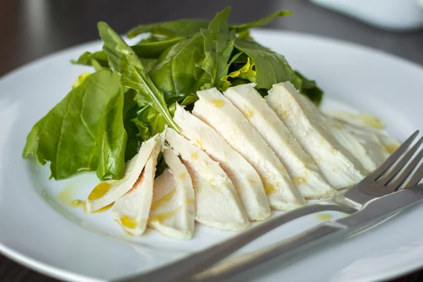 Taze salata ile haşlanmış tavuk göğsü