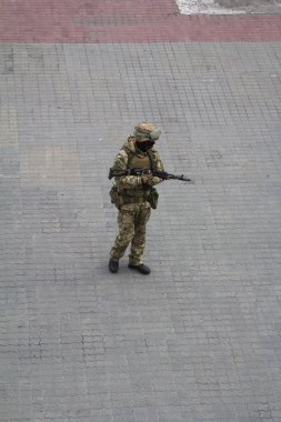 Odesa, Ukrayna - 26 Mart 2015: Askerler tam dişli devriye sırasında limanda ziyaret alan Fransız savaş gemisi Lafayette Odesa için