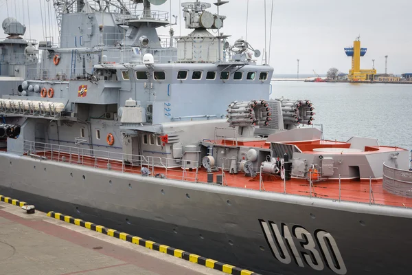 Odesa, ukraine - 26. März 2015: Ukrainische und französische Kriegsschiffe im Seehafen von odesa — Stockfoto