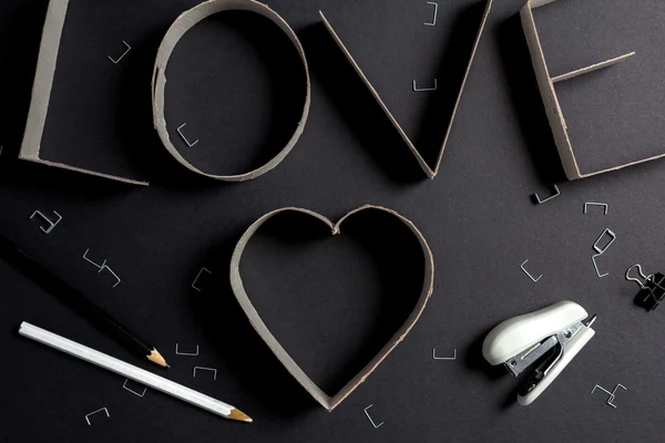 Het woord liefde samengesteld uit kartonnen letters — Stockfoto