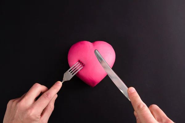 siyah bir zemin üzerine pembe kalp