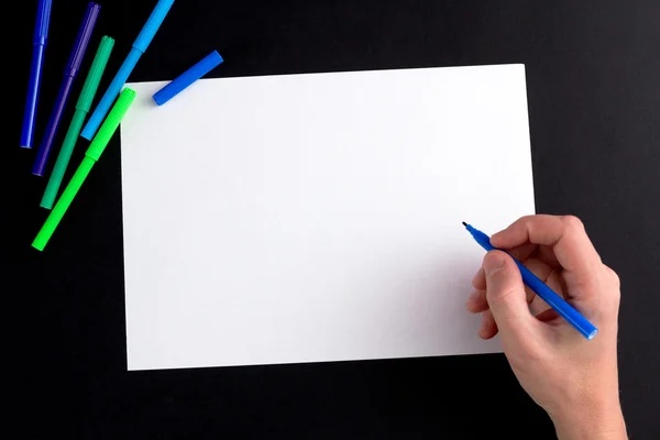 The mans hand, ready to draw a picture — Stock Photo, Image