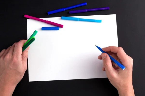 The mans hand, ready to draw a picture — Stock Photo, Image