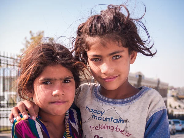 Semerkand, Özbekistan - 13 Ekim 2010: Afganistan, mülteci çarşı yakınındaki bir iki kız kardeş