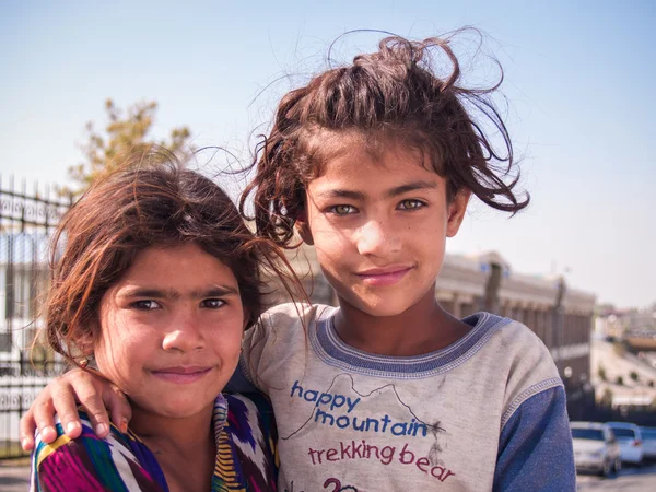 Semerkand, Özbekistan - 13 Ekim 2010: Afganistan, mülteci çarşı yakınındaki bir iki kız kardeş