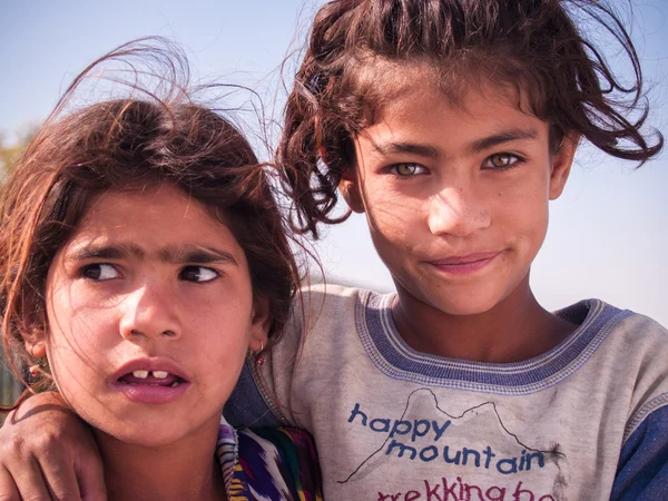 Semerkand, Özbekistan - 13 Ekim 2010: Afganistan, mülteci çarşı yakınındaki bir iki kız kardeş