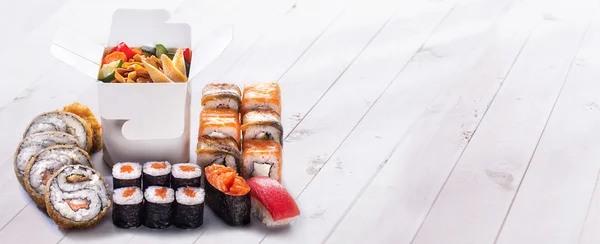 Sushi, maki és tészta — Stock Fotó