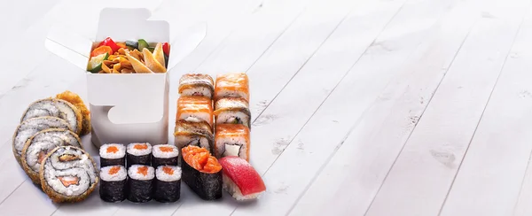 Sushi, maki e tagliatelle Immagini Stock Royalty Free