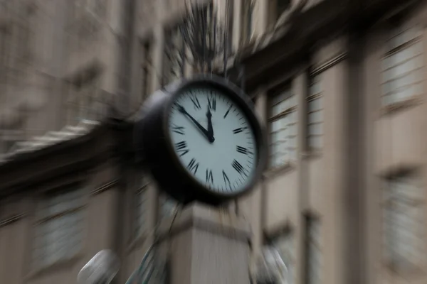 Квадратний годинник — стокове фото