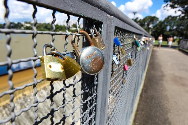 Liefde hangsloten op een hek — Stockfoto
