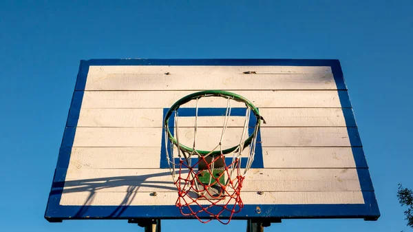 Kosárlabda karika, pajzs a kék ég hátterében. Utcai kosárlabda — Stock Fotó