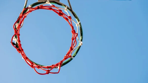 बास्केटबॉल घेरा, नीले आकाश की पृष्ठभूमि पर ढाल। स्ट्रीट बास्केटबॉल — स्टॉक फ़ोटो, इमेज