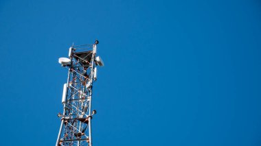 İletişim Anteni Bina ve mavi gökyüzü