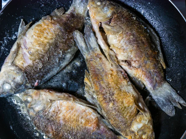 Crucian sazanı un içinde yağda kızarır.