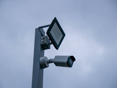 Gri arkaplanda projektör ve CCTV kamerası